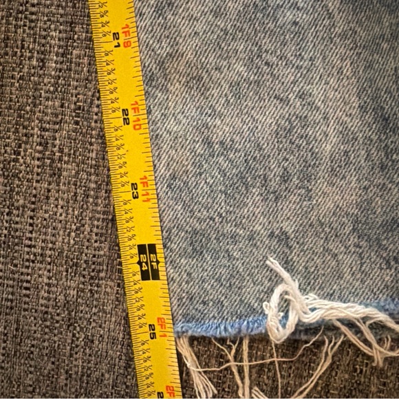 We The Free Wide Leg Raw Hem Denim Sz 29 Free People (waist measures 32”) Adjust - Picture 8 of 9